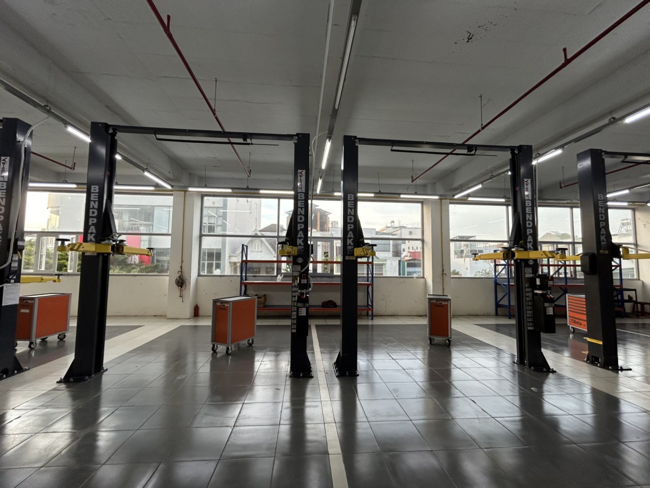 Nâng Cao Chất Lượng Dịch Vụ Sửa Chữa Ô Tô với Cầu Nâng 2 Trụ