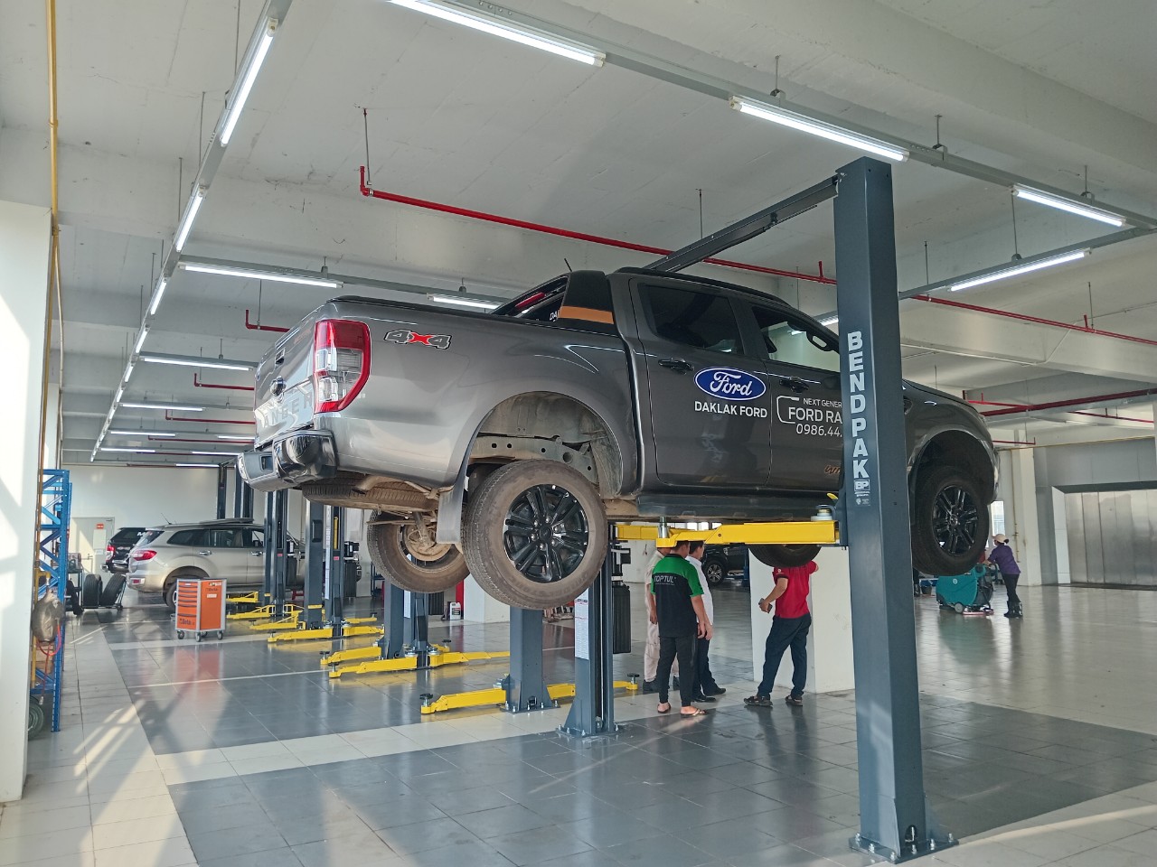 Nâng Cao Chất Lượng Dịch Vụ Sửa Chữa Ô Tô với Cầu Nâng 2 Trụ