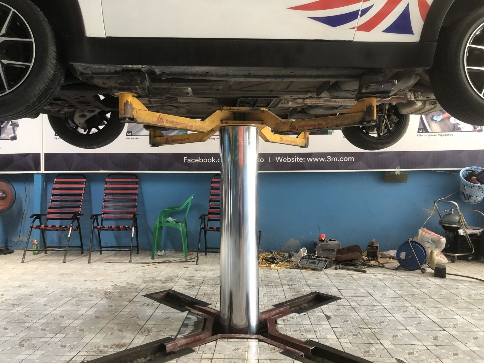 Cầu Nâng 1 Trụ Rửa Xe Ô Tô - Lựa Chọn Tối Ưu Cho Sửa Chữa, Bảo Dưỡng, và Rửa Xe